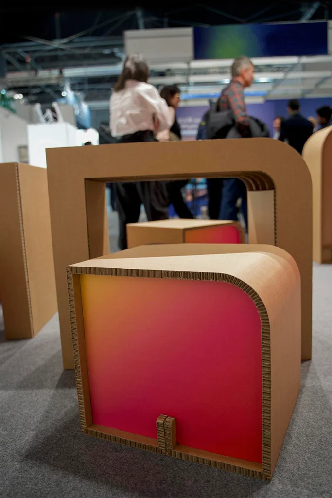 muebles-de-cartón-disenados-a-medida-fundeen-taburete-curve