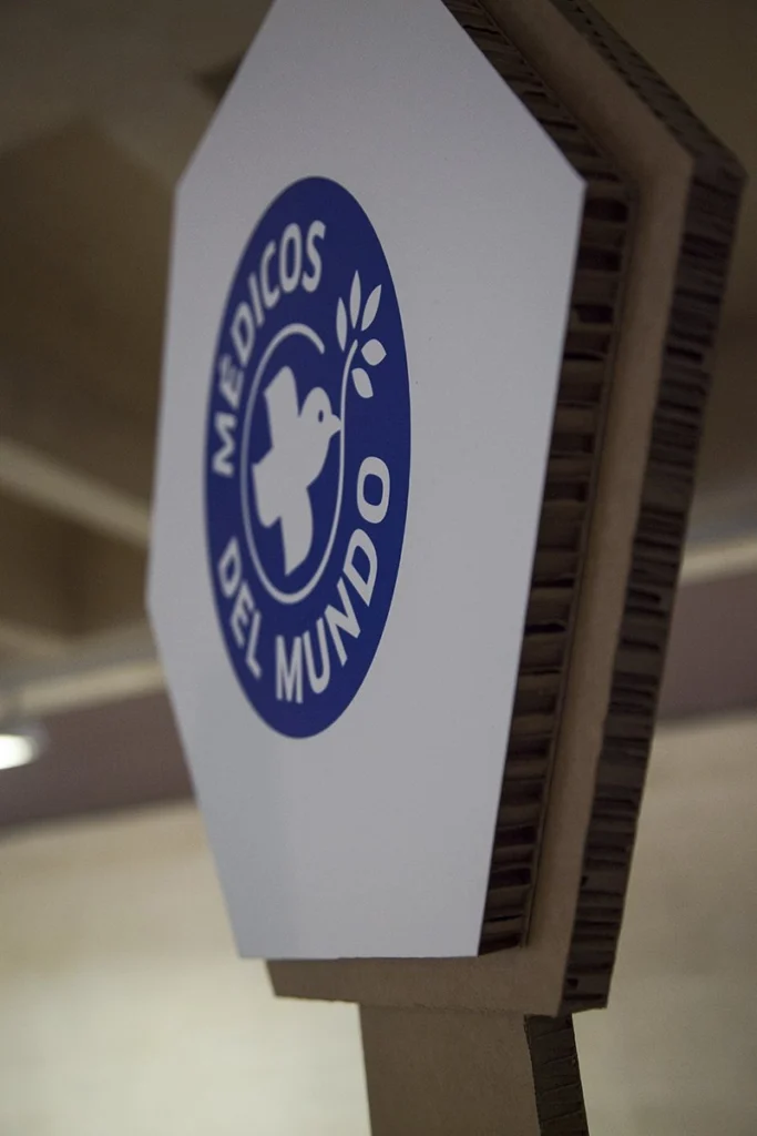 muebles-de-cartón-triodos-bank-cartela-impresa