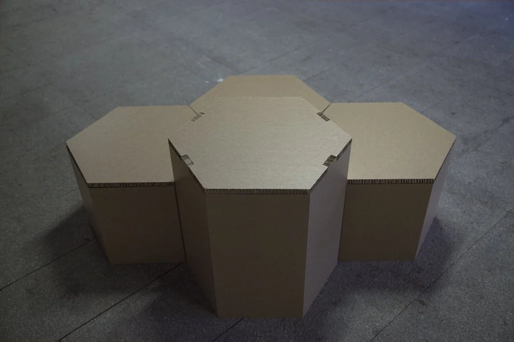 muebles-de-cartón-triodos-bank-diseño-personalizado