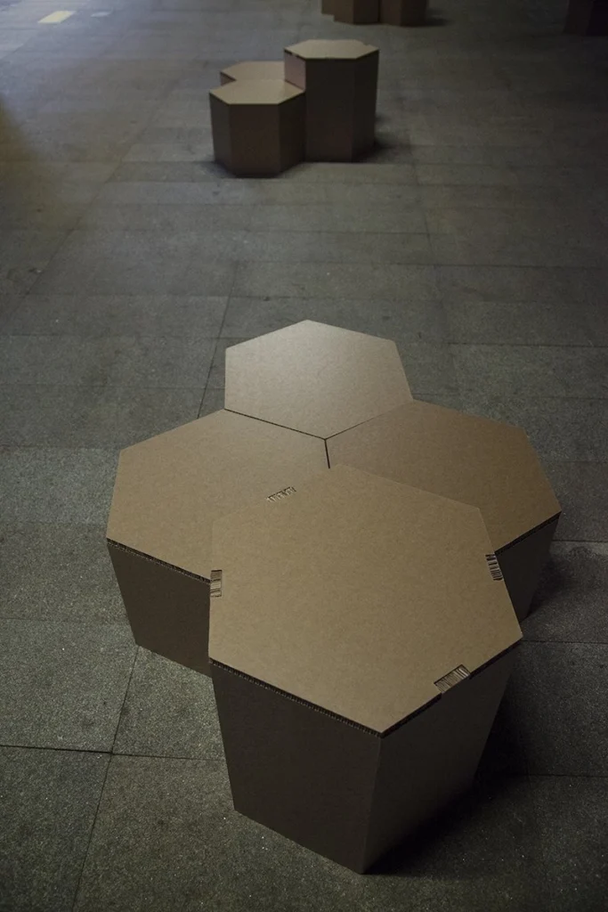 muebles-de-cartón-triodos-bank-taburete-hexa