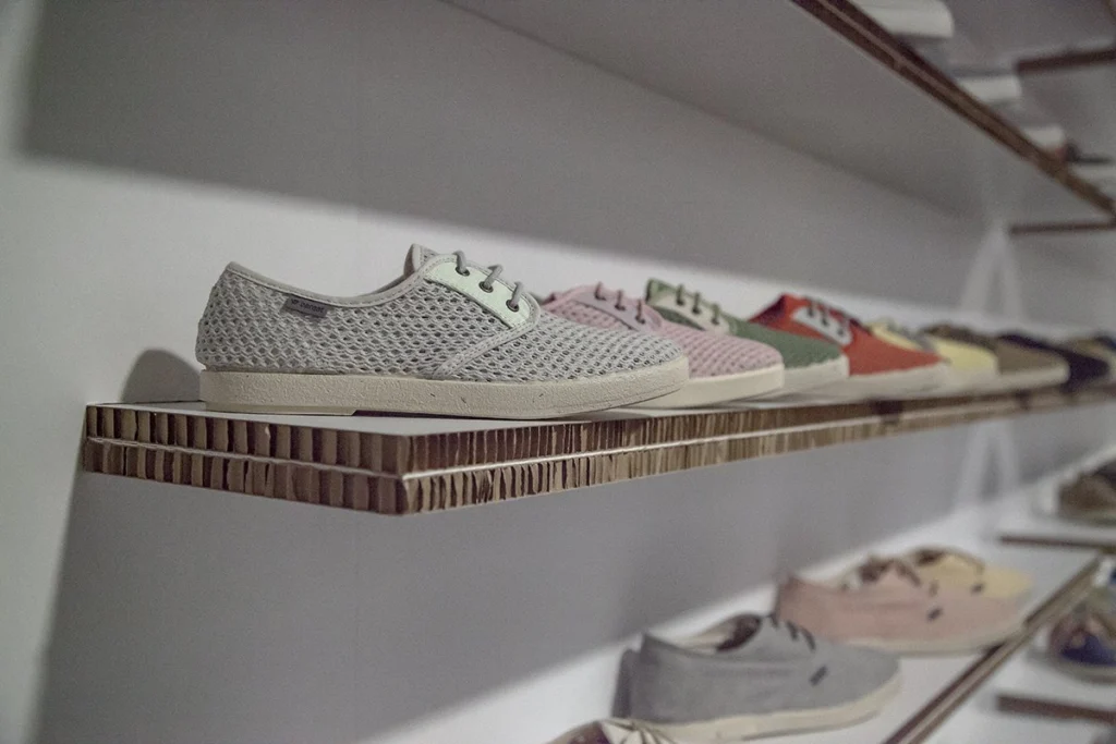 muro-expositor-de-calzado-ecológico-cardboard