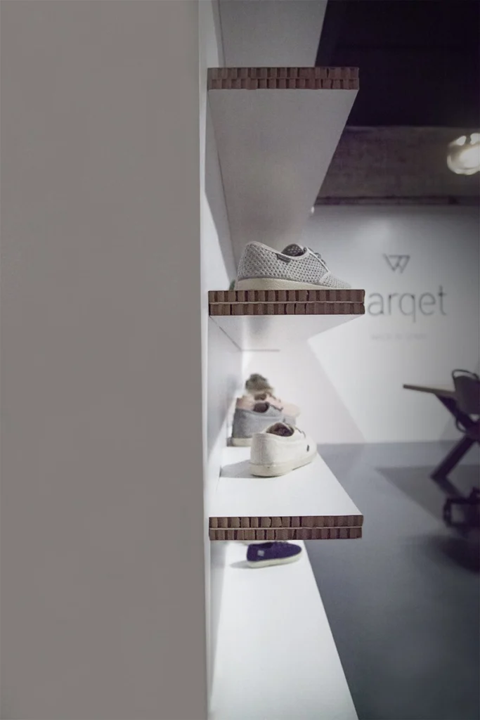 muro-expositor-calzado-cardboard