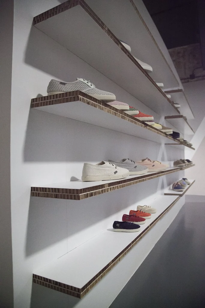 muro-expositor-de-calzado-cardboard