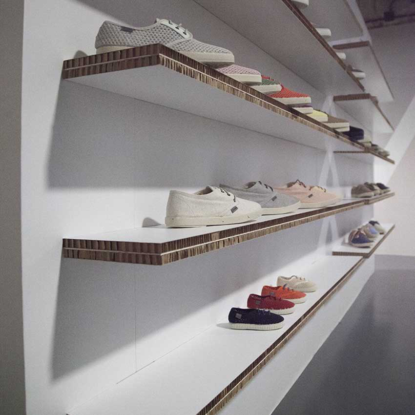 muro-expositor-de-calzado-cardboard