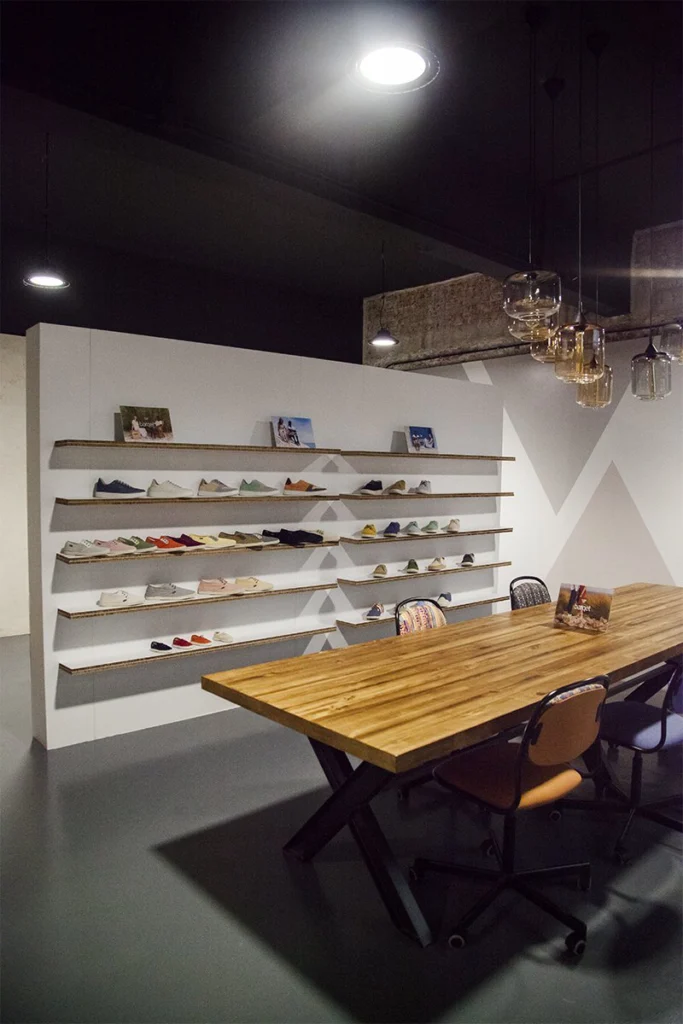 muro-expositor-de-calzado-ecológico