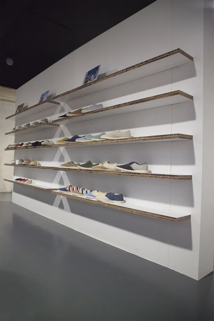 muro-expositor-de-calzado-ferias