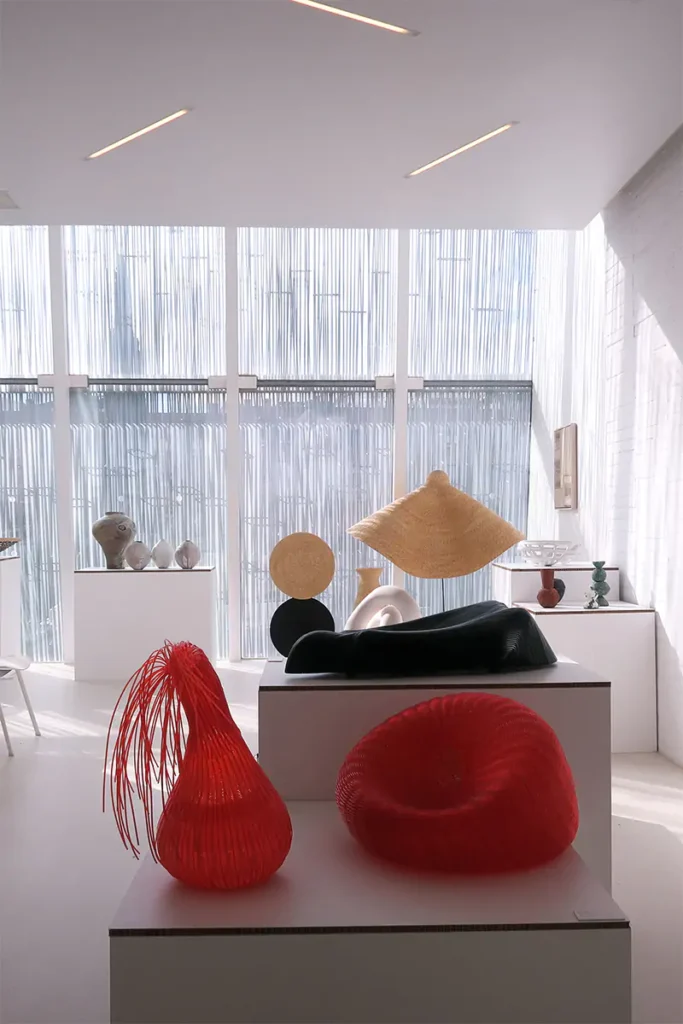 Peanas de cartón blancas para exposiciones de arte modernas y sostenibles en Madrid