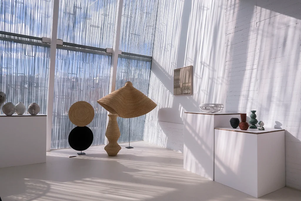 peanas-de-cartón-para-exposiciones-de-arte-a-medida