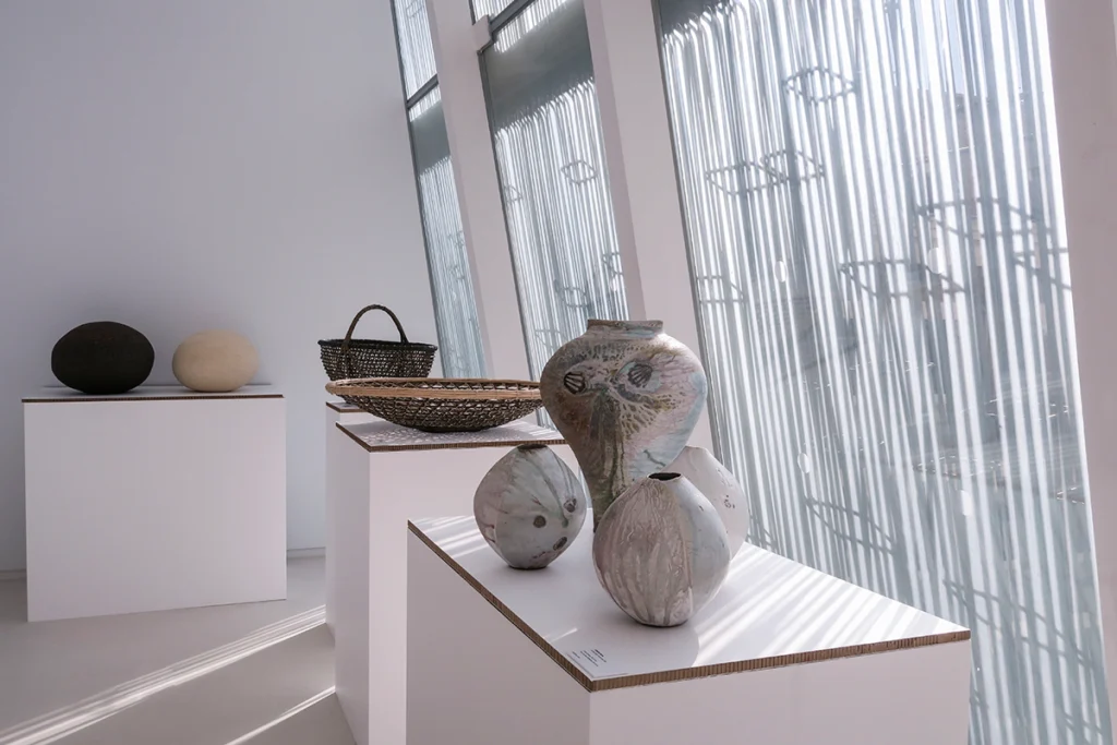 peanas-de-cartón-para-exposiciones-de-arte-itinerantes