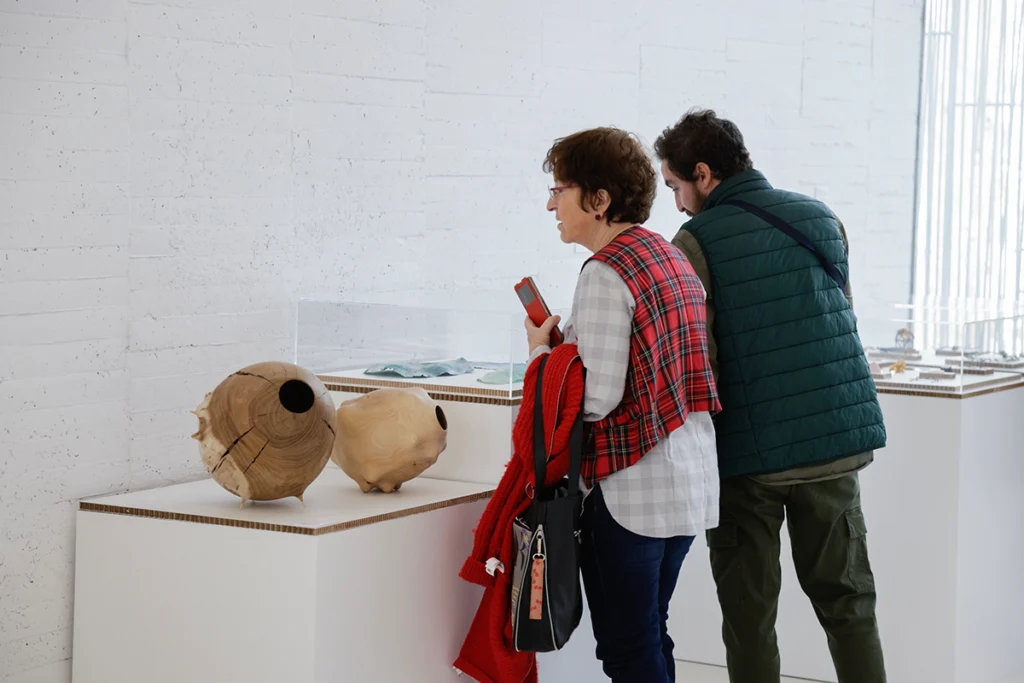 peanas-de-cartón-para-exposiciones-de-arte-itinerantes-a-medida