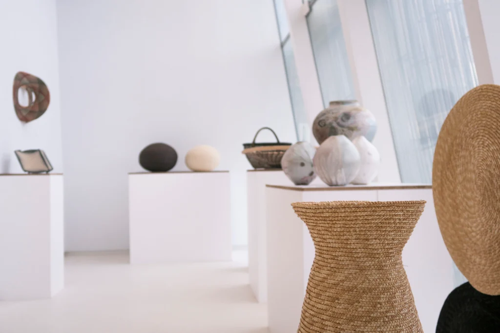 peanas-de-cartón-para-exposiciones-de-arte-itinerantes-a-medida-madrid