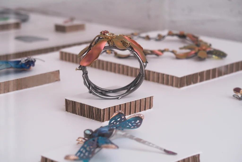 peanas-de-cartón-para-exposiciones-de-arte-itinerantes-con-vitrina