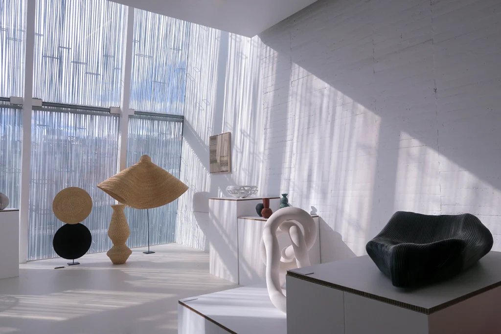 peanas-de-carton-para-exposiciones-de-arte-plegables