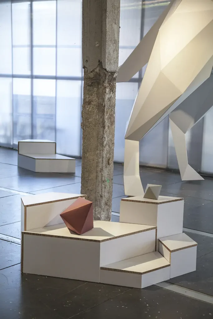 Peanas triangulares de cartón blanco para exponer productos en ferias, tiendas o escaparates