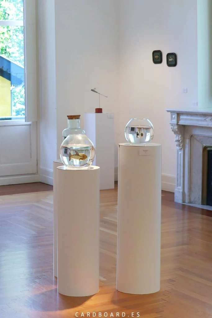 peanas-para-exposición-de-arte-diseno-a-medida