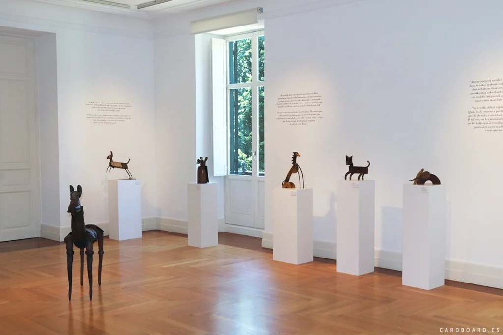 peanas de carton para exposicion