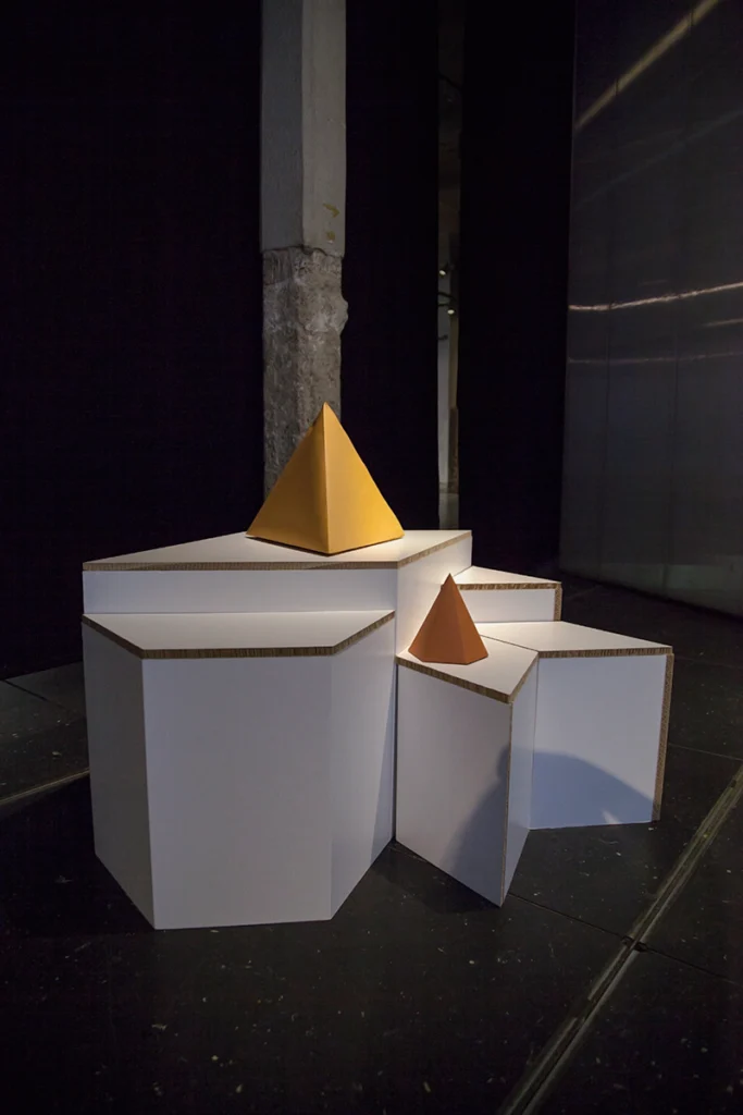 peanas-traingulares-de-cartón-geométricas-eventos-exposición-producto