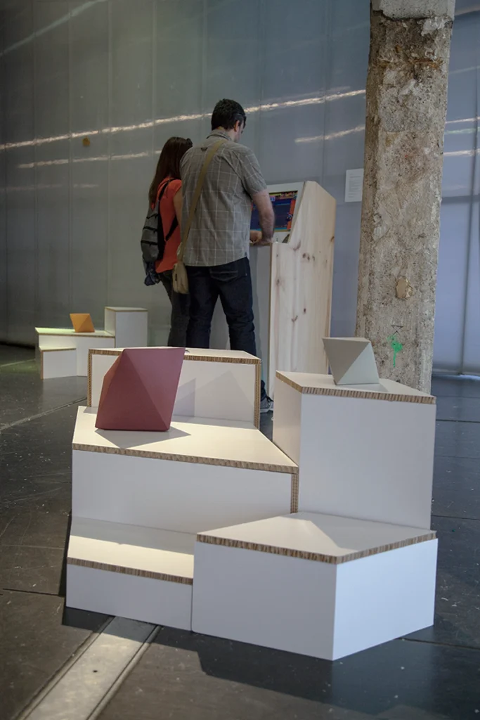 peanas-trangulares–de-cartón-esxposición-producto