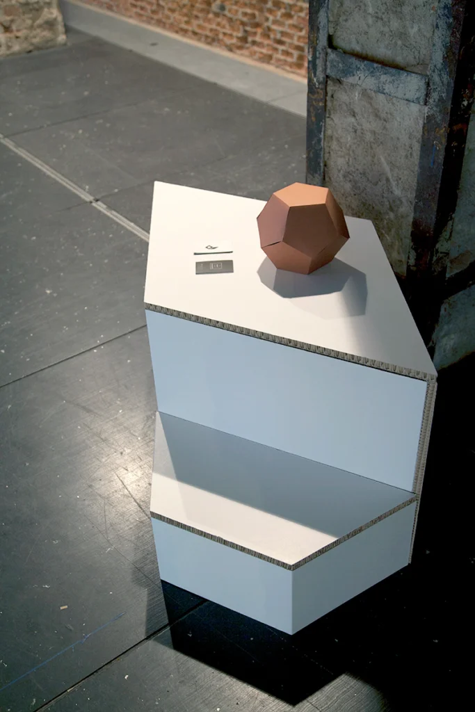 peanas-trangulares-de-cartón-geométricas-exposición