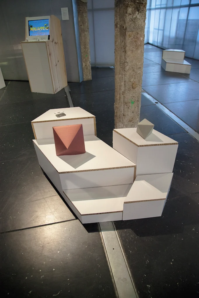 peanas-triangulares-de-cartón-geométricas-ecológicas