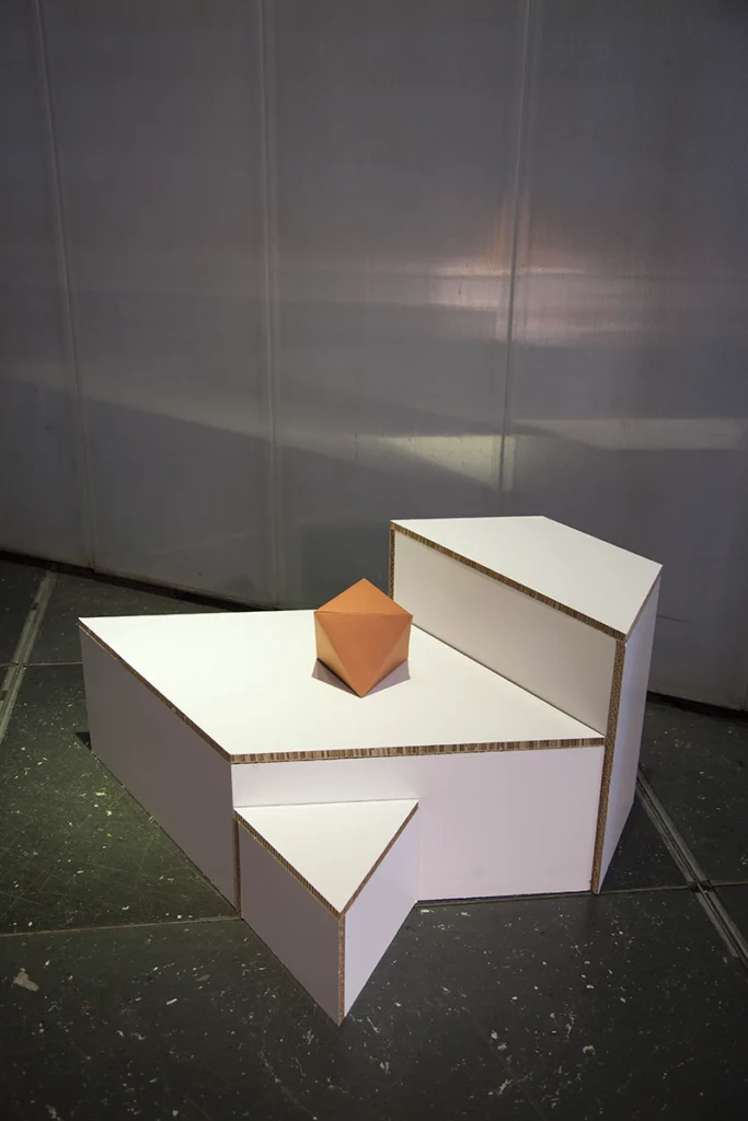 peanas-triangulares-de-cartón-geométricas-producto-exposición