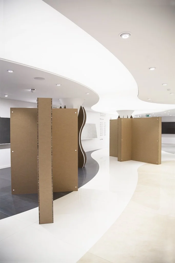 muro-de-carton-para-exposiciones-diseño-en-cruz-plegable