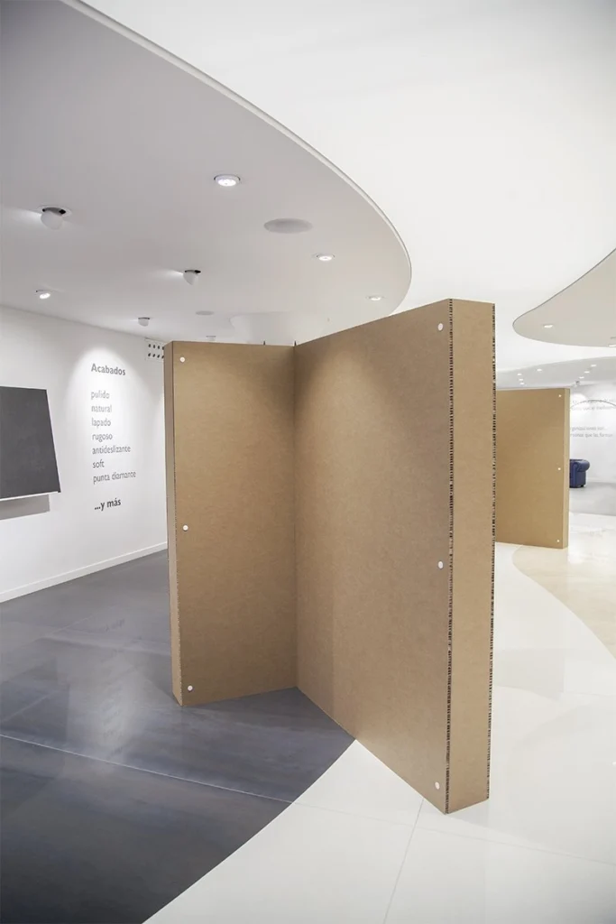 muro-de-carton-para-exposiciones-diseño-en-cruz