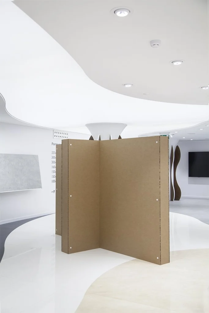 muro-de-carton-para-exposiciones-diseño-en-cruz-plegable-madrid