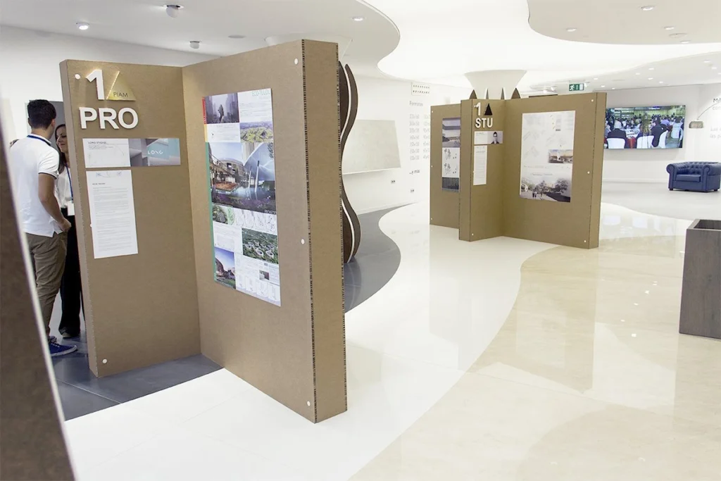 muro-de-carton-para-exposiciones-diseño-en-cruz-cartelería