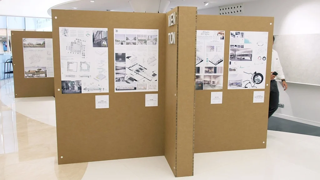 muro-de-carton-para-exposiciones-diseño-en-cruz-arte