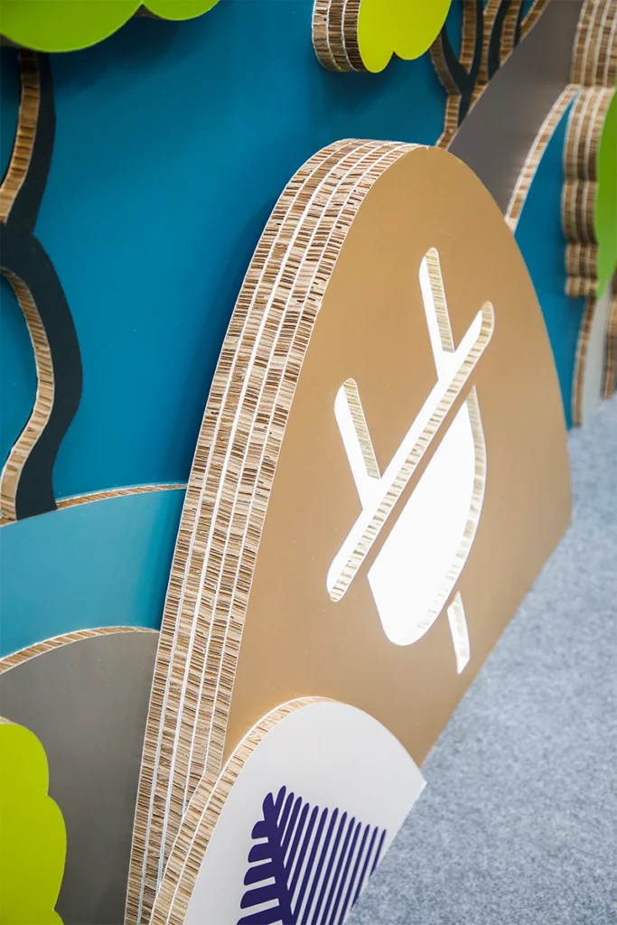 stand-de-cartón-modular-caja-de-luz-enchufe