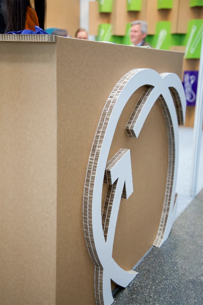 stand-de-cartón-modular-mostrador-logo-troquelado