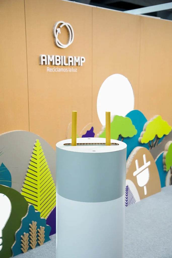 stand-de-cartón-modular-recreación-tubo-fluorescente