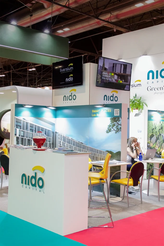 stand-de-cartón-nido-capital