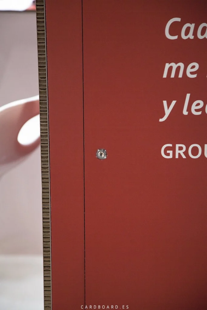 stand-de-cartón-para-libros-diseno-ecológico-puerta-almacén