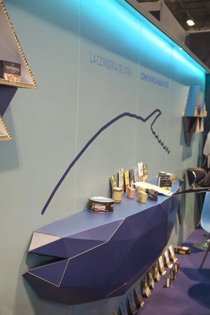 stand-de-cartón-reutilizable-pescado-facetado-cardboard