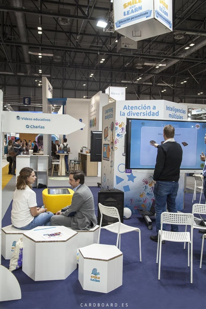 almacén-de-cartón-para-ferias-madrid-taburetes