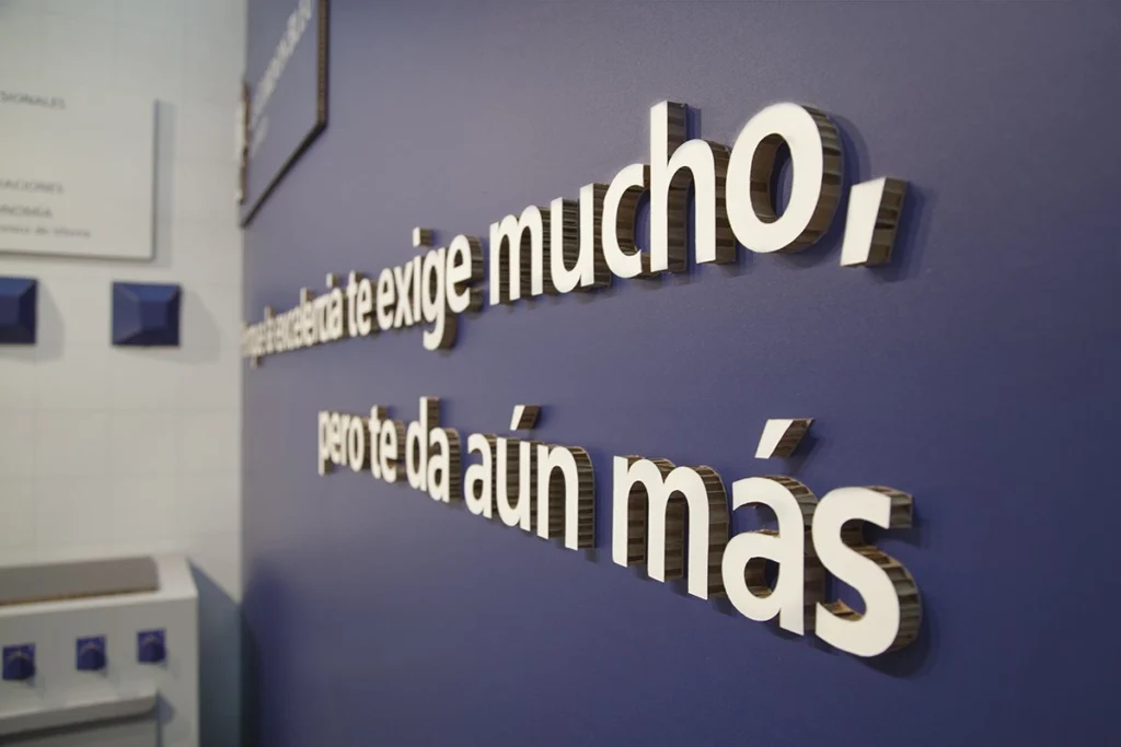 stand-de-carton-madrid-fusion-pared-letras-troqueladas