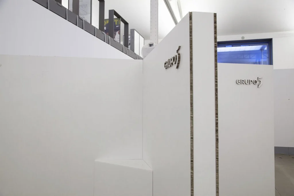 stands-de-cartón-en-cruz-a-medida