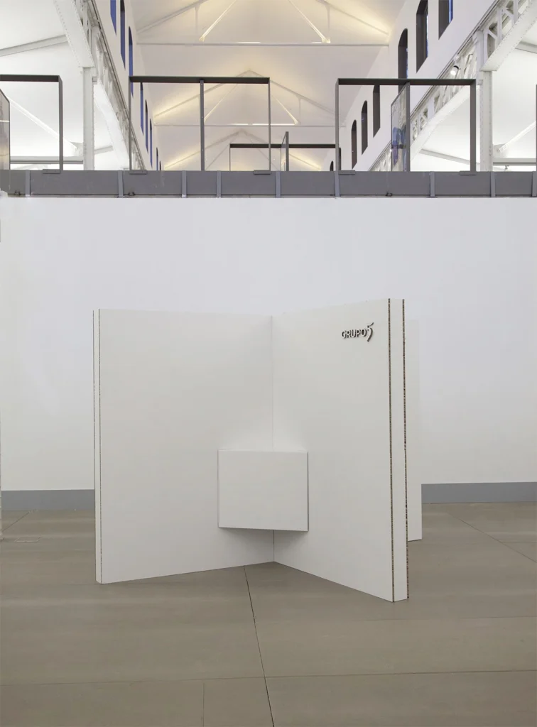 stands-de-cartón-en-cruz-reutilizables