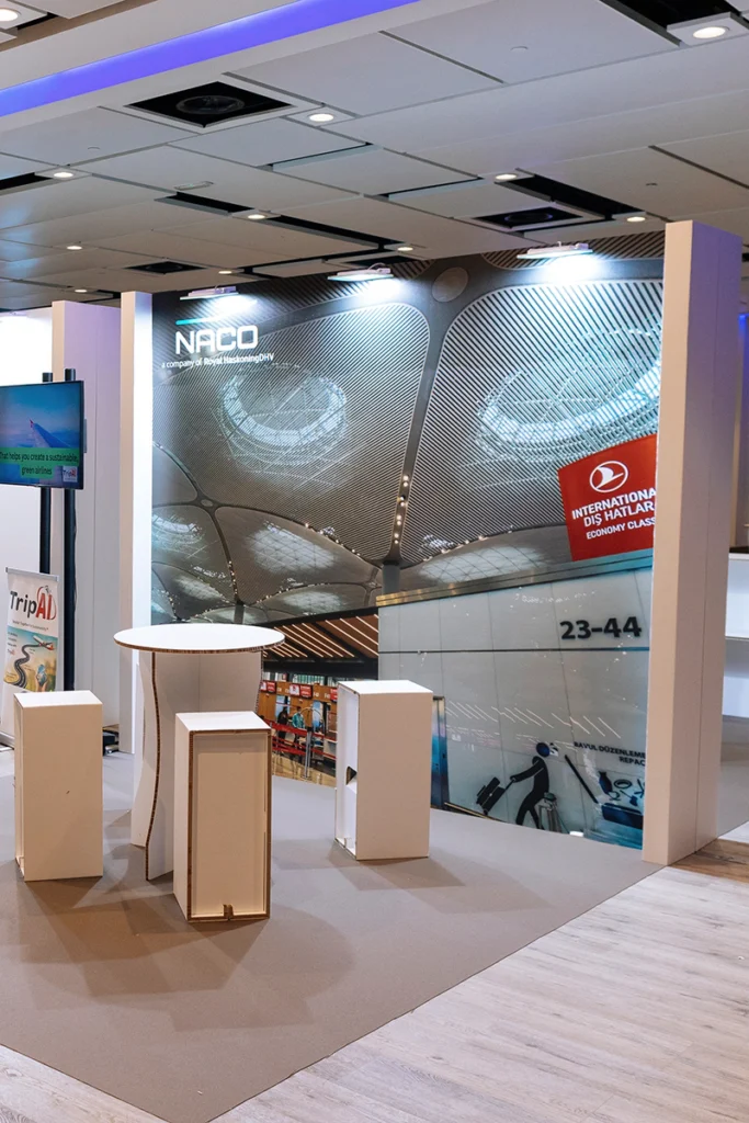Vista lateral de varios stands de cartón con mobiliario personalizado en el evento IATA