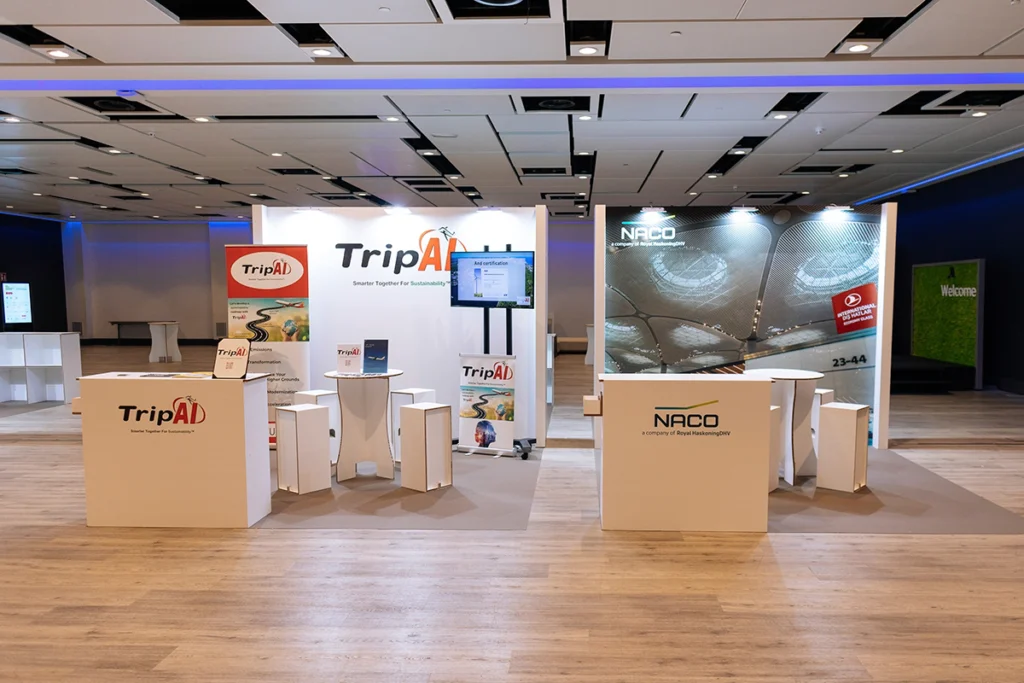 Vista general de varios stands de cartón con mobiliario en el evento IATA