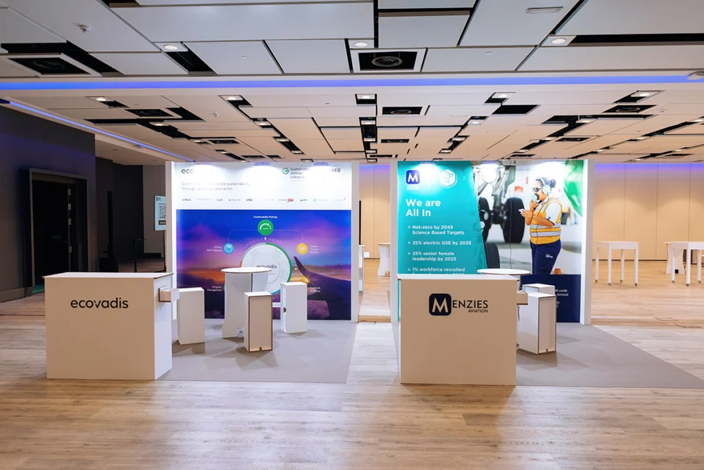 stands-de-cartón-evento-iata-taburetes-mesa-alta