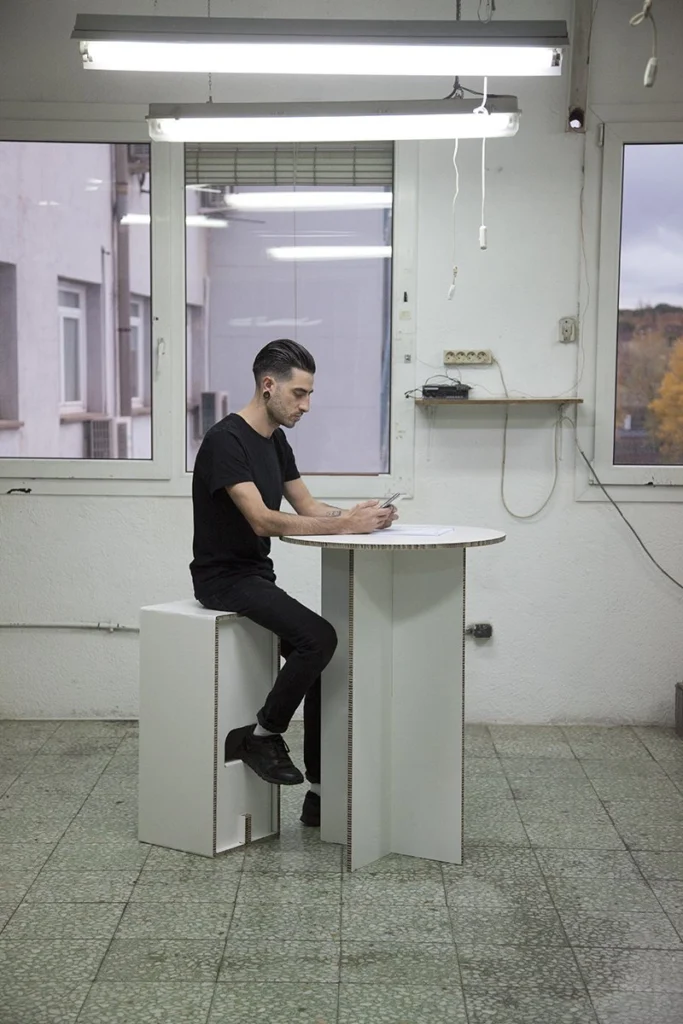 taburete-cartón-alto-mesa-eventos-feria-ecofrisndly-cardboard-stool