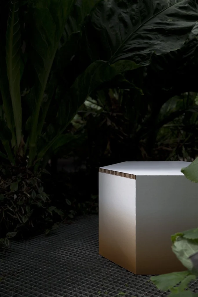 taburete-de-cartón-personalizado-con-impresión-para-ferias