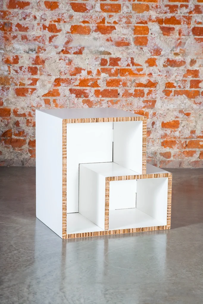 Vista lateral de estantería modular de cartón en ambiente industrial