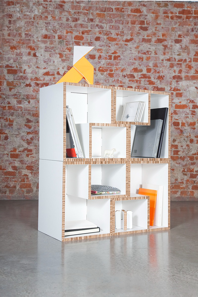 Estantería modular de cartón con módulos reconfigurados en sala industrial del Matadero Madrid