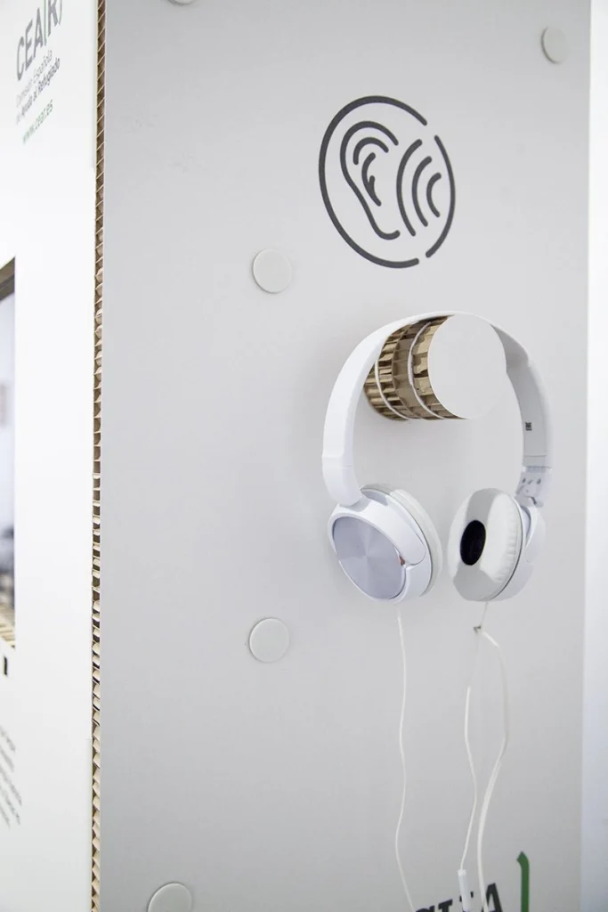 TOTEM-INTERACTIVO-DE-CARTÓN-ECOLOGICO-PLEGABLE-EVENTOS-MARCA-FERIAS-CEARwebp