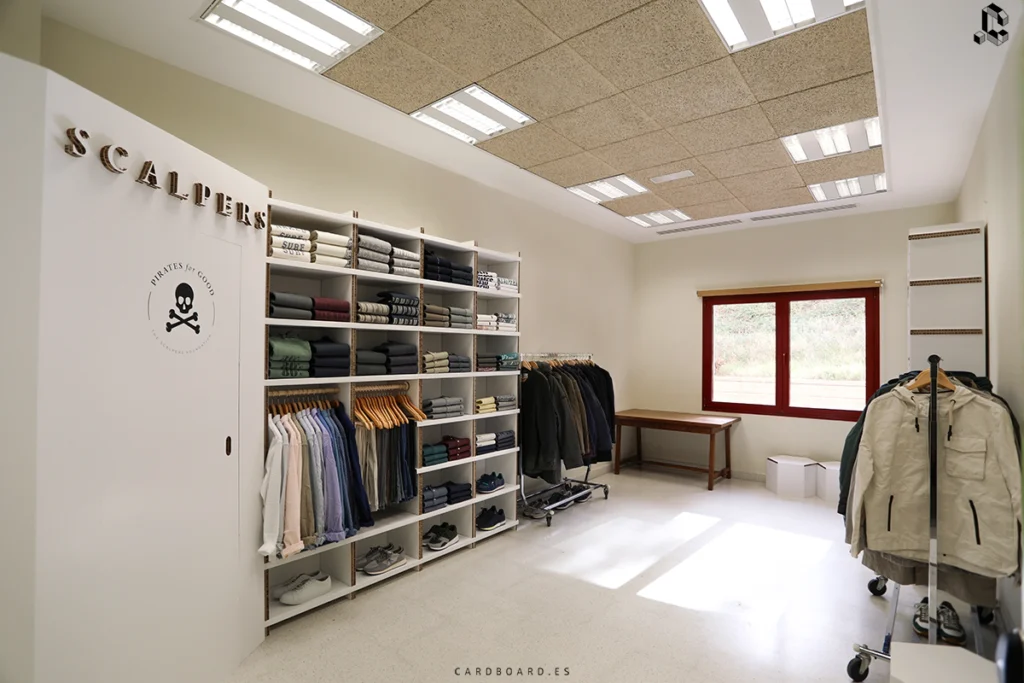 vestidor-de-cartón-tienda-ropa