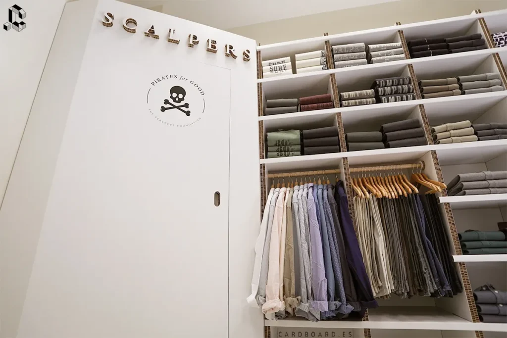 Vestidor de cartón blanco para tiendas en Madrid, resistente, desmontable y personalizable